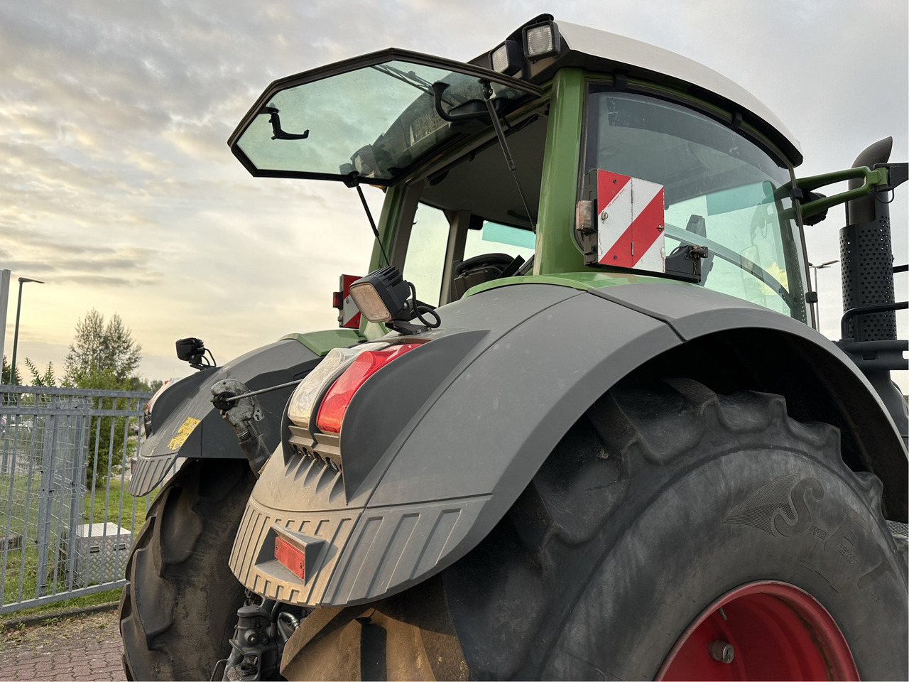 Fendt 828 Vario S4 - Traktor: obrázek 3 Fendt 828 Vario S4 - Traktor: obrázek 3