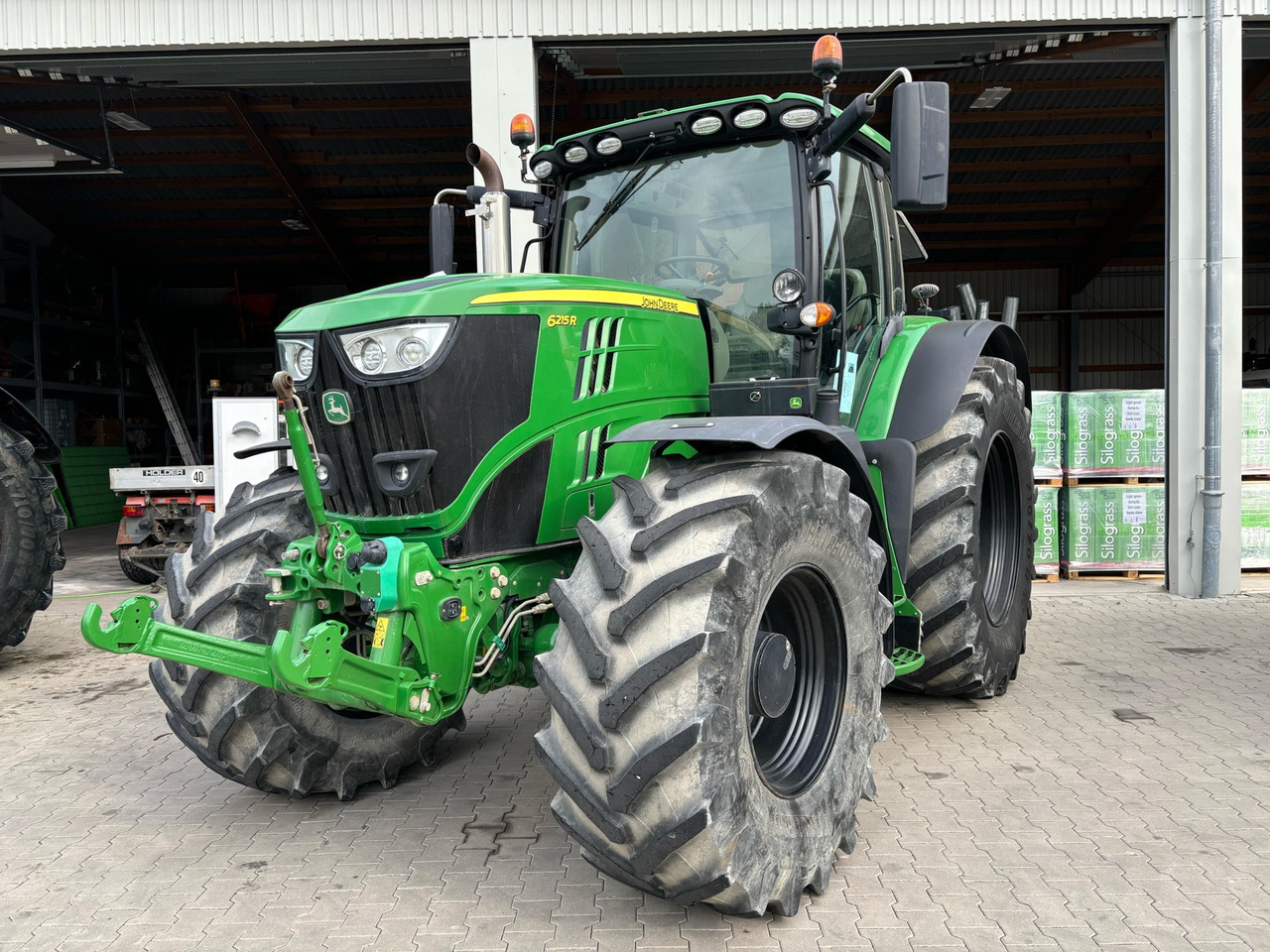John Deere 6215 R - Traktor: obrázek 1 John Deere 6215 R - Traktor: obrázek 1