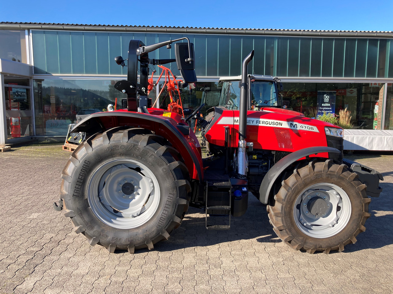 Massey Ferguson 4708 M Plattform Essential - Traktor: obrázek 1 Massey Ferguson 4708 M Plattform Essential - Traktor: obrázek 1