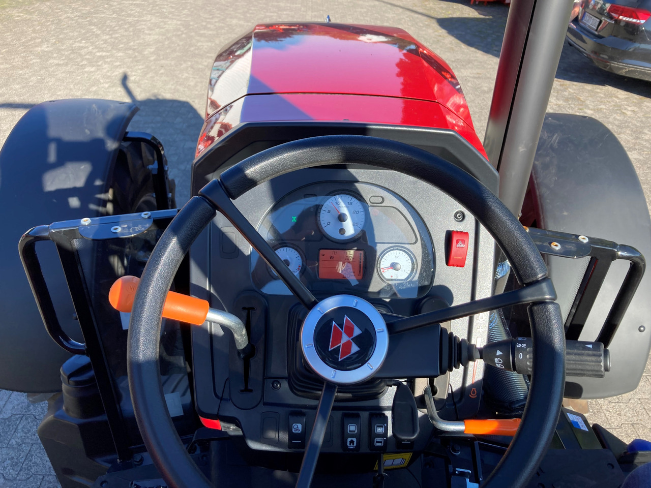 Massey Ferguson 4708 M Plattform Essential - Traktor: obrázek 3 Massey Ferguson 4708 M Plattform Essential - Traktor: obrázek 3