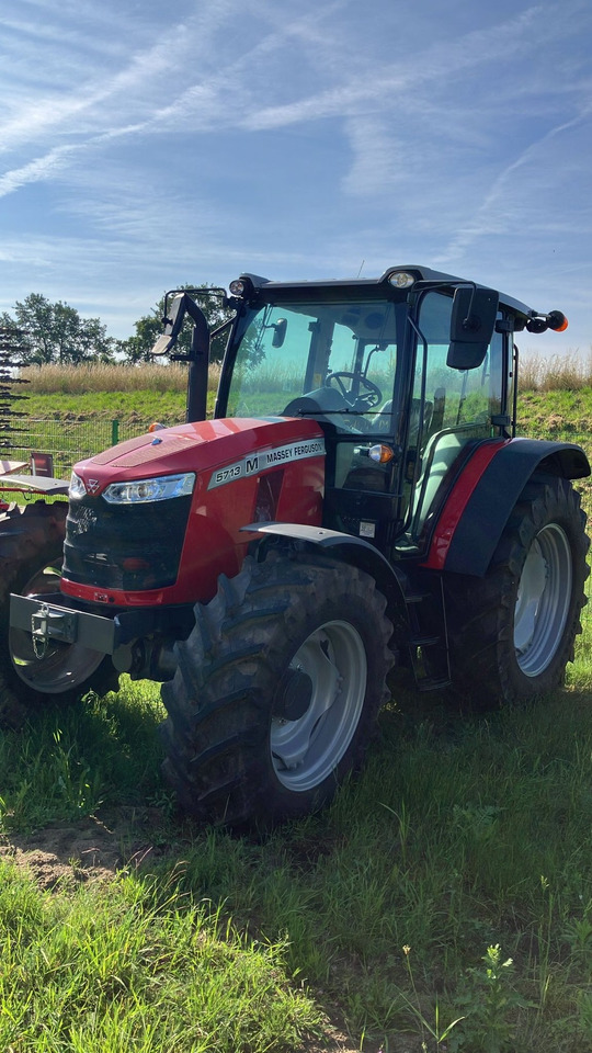 Massey Ferguson 5713M 4WD Cab Essential - Traktor: obrázek 1 Massey Ferguson 5713M 4WD Cab Essential - Traktor: obrázek 1