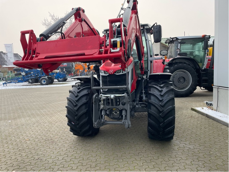 Massey Ferguson 6S.135 Dyna-VT EFFICIENT - Traktor: obrázek 4 Massey Ferguson 6S.135 Dyna-VT EFFICIENT - Traktor: obrázek 4
