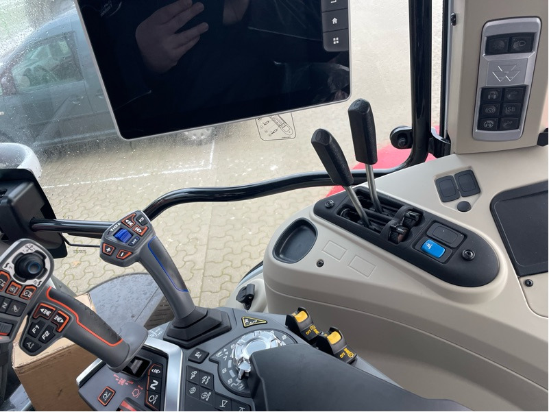 Massey Ferguson 6S.135 Dyna-VT EFFICIENT - Traktor: obrázek 2 Massey Ferguson 6S.135 Dyna-VT EFFICIENT - Traktor: obrázek 2