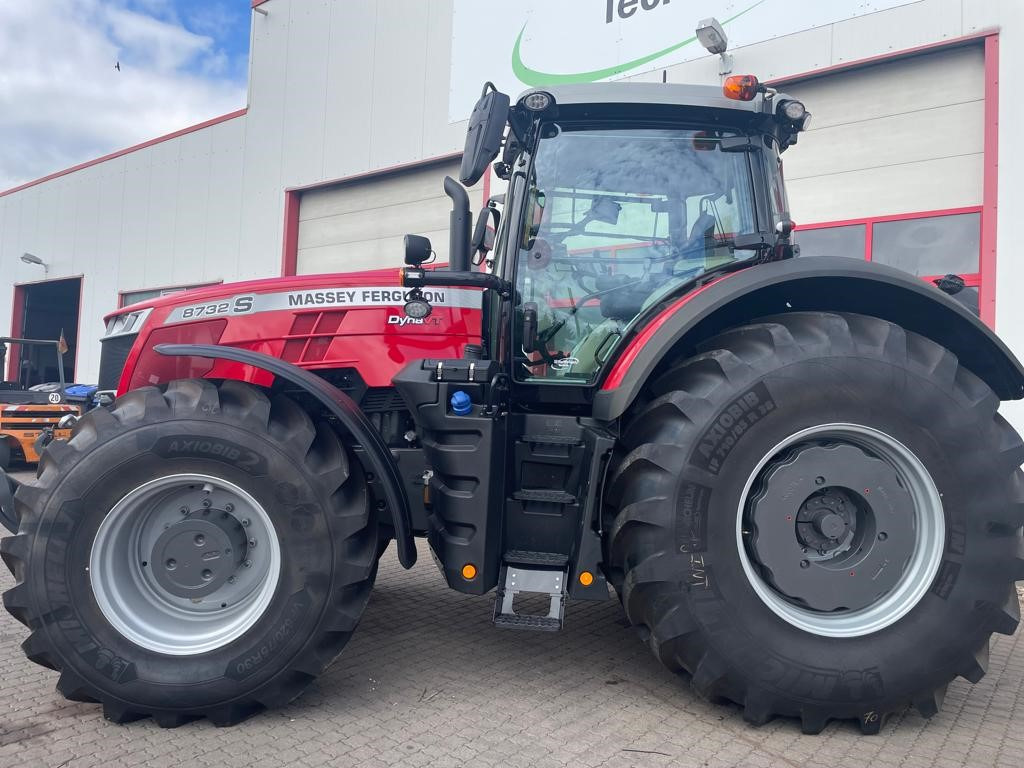 Massey Ferguson 8732 Dyna-VT EXCLUSIVE - Traktor: obrázek 1 Massey Ferguson 8732 Dyna-VT EXCLUSIVE - Traktor: obrázek 1