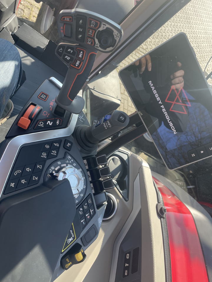 Massey Ferguson 8S.265 Dyna-VT EXCLUSIVE - Traktor: obrázek 3 Massey Ferguson 8S.265 Dyna-VT EXCLUSIVE - Traktor: obrázek 3