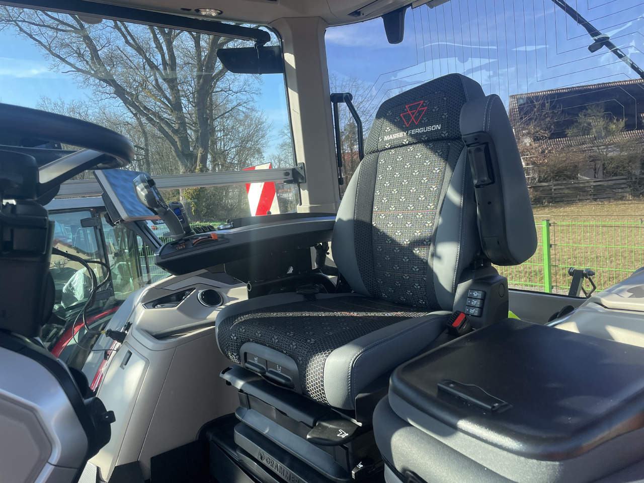 Massey Ferguson 8S.265 Dyna-VT EXCLUSIVE - Traktor: obrázek 5 Massey Ferguson 8S.265 Dyna-VT EXCLUSIVE - Traktor: obrázek 5