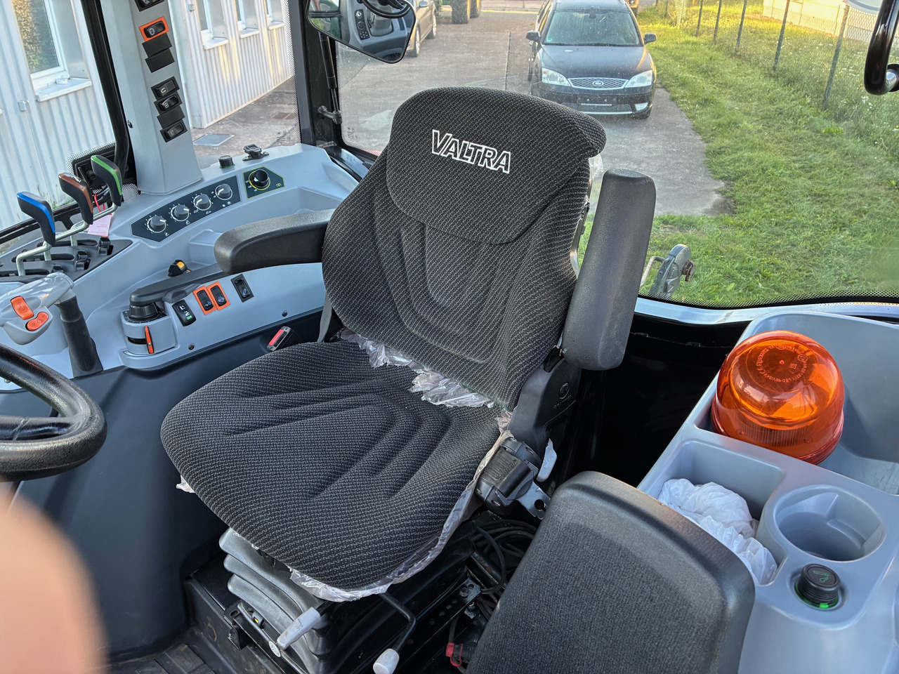 Valtra A114MH4 AC 71.5 - Traktor: obrázek 4 Valtra A114MH4 AC 71.5 - Traktor: obrázek 4