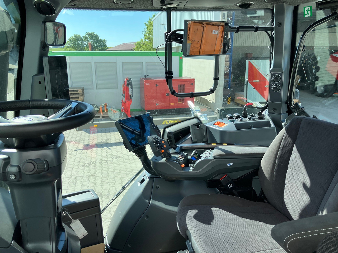 Valtra Q285 - Traktor: obrázek 2 Valtra Q285 - Traktor: obrázek 2