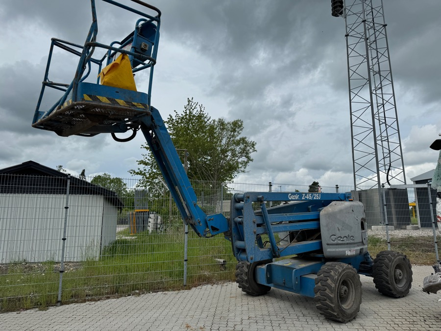 GENIE 4WD LIFT Z45 / 25 - Kloubová plošina: obrázek 2 GENIE 4WD LIFT Z45 / 25 - Kloubová plošina: obrázek 2