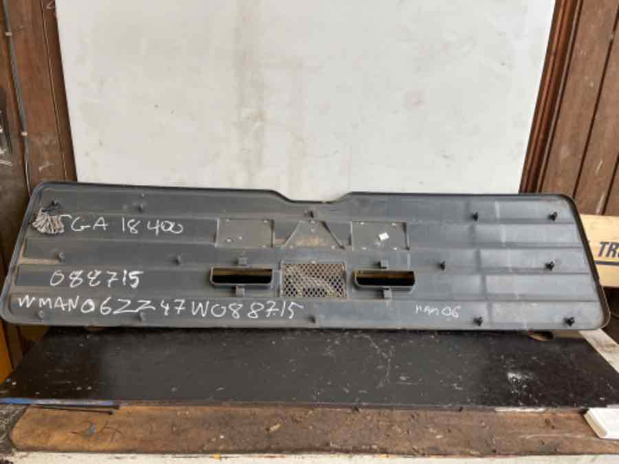 MAN F2000 FRONT GRILL 81.61150-0110 - Karoserie a exteriér pro Nákladní auto: obrázek 1 MAN F2000 FRONT GRILL 81.61150-0110 - Karoserie a exteriér pro Nákladní auto: obrázek 1