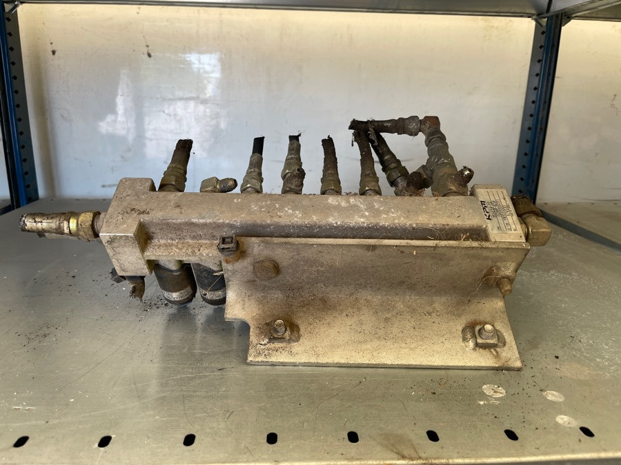 NEW HOLLAND VALVES KPM TYPE: 8KWE5A-30/G24WR-825A - Brzdový ventil pro Nákladní auto: obrázek 1 NEW HOLLAND VALVES KPM TYPE: 8KWE5A-30/G24WR-825A - Brzdový ventil pro Nákladní auto: obrázek 1