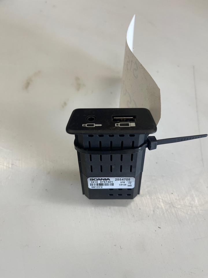 SCANIA USB PORT 2554705 - Palubní deska pro Nákladní auto: obrázek 1 SCANIA USB PORT 2554705 - Palubní deska pro Nákladní auto: obrázek 1