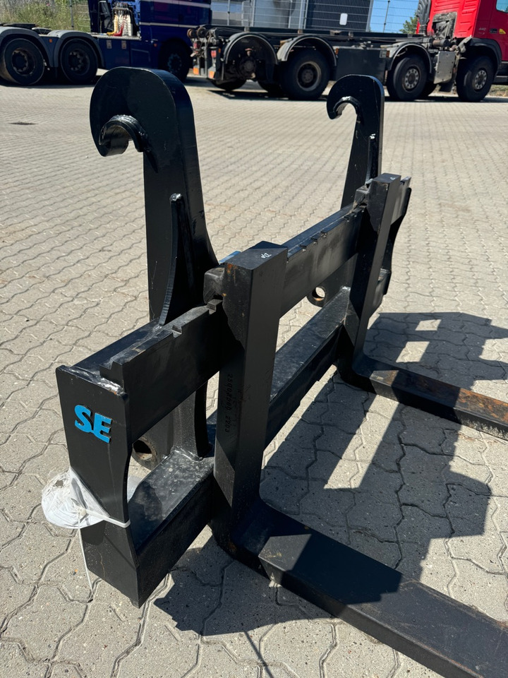 TEREX 980 4X4 // BURNED - Rýpadlo-nakladač: obrázek 4 TEREX 980 4X4 // BURNED - Rýpadlo-nakladač: obrázek 4