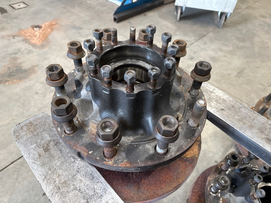 VOLVO REAR HUB 22037077 - Hlava pro Nákladní auto: obrázek 1 VOLVO REAR HUB 22037077 - Hlava pro Nákladní auto: obrázek 1
