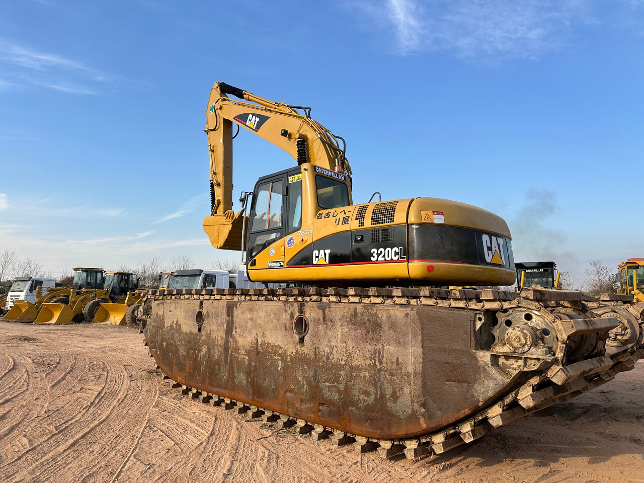 CAT 320CL - Plovoucí bagr: obrázek 1 CAT 320CL - Plovoucí bagr: obrázek 1