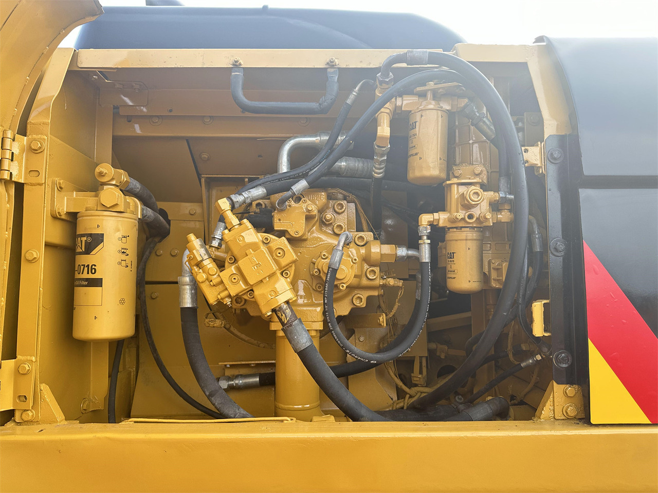 Pásové rýpadlo CATERPILLAR 330DL: obrázek 8 Pásové rýpadlo CATERPILLAR 330DL: obrázek 8