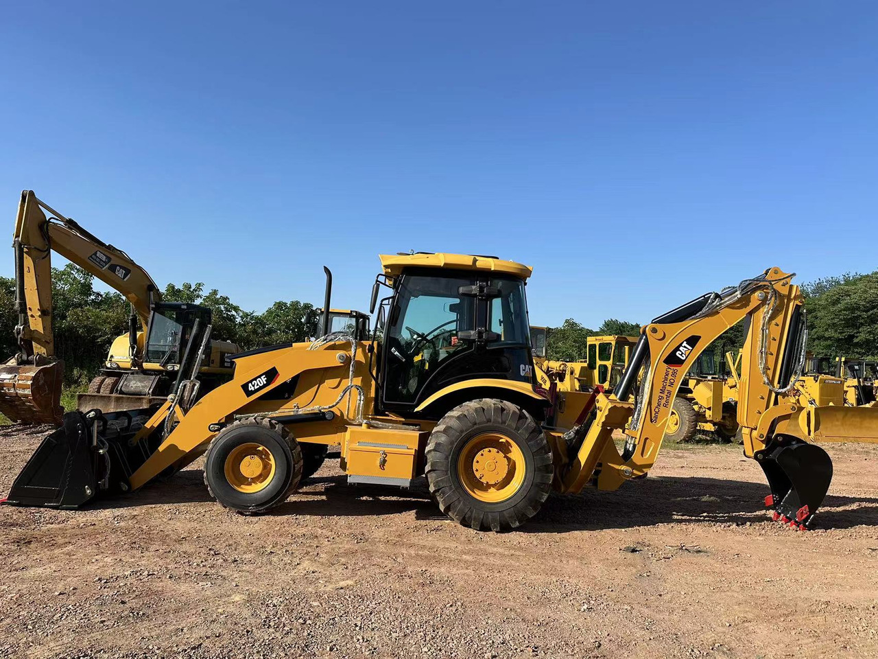 CATERPILLAR 420F2 - Rýpadlo-nakladač: obrázek 4 CATERPILLAR 420F2 - Rýpadlo-nakladač: obrázek 4