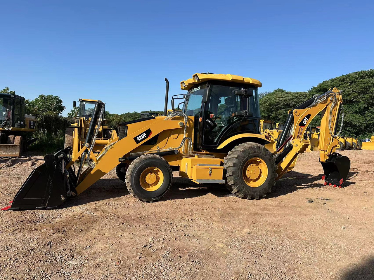 CATERPILLAR 420F2 - Rýpadlo-nakladač: obrázek 4 CATERPILLAR 420F2 - Rýpadlo-nakladač: obrázek 4