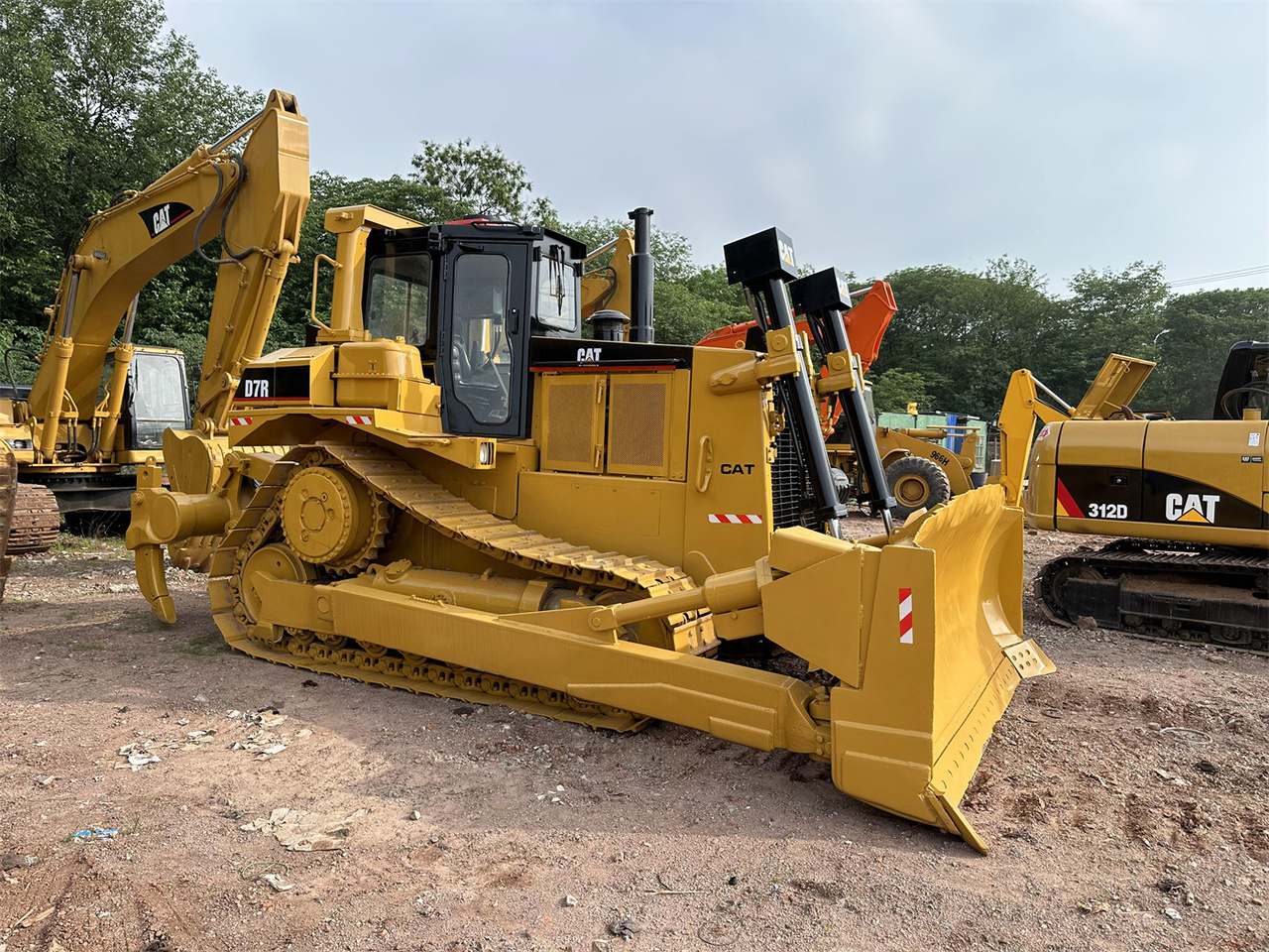CATERPILLAR D7R - Buldozer: obrázek 1 CATERPILLAR D7R - Buldozer: obrázek 1