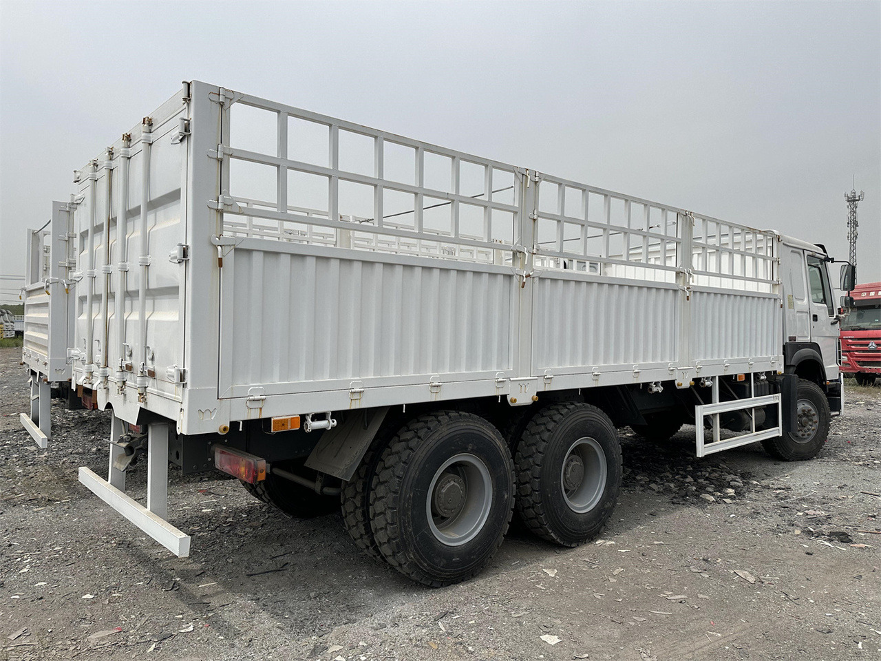 SINOTRUK HOWO 371 Cargo truck - Přepravník zvířat: obrázek 4 SINOTRUK HOWO 371 Cargo truck - Přepravník zvířat: obrázek 4