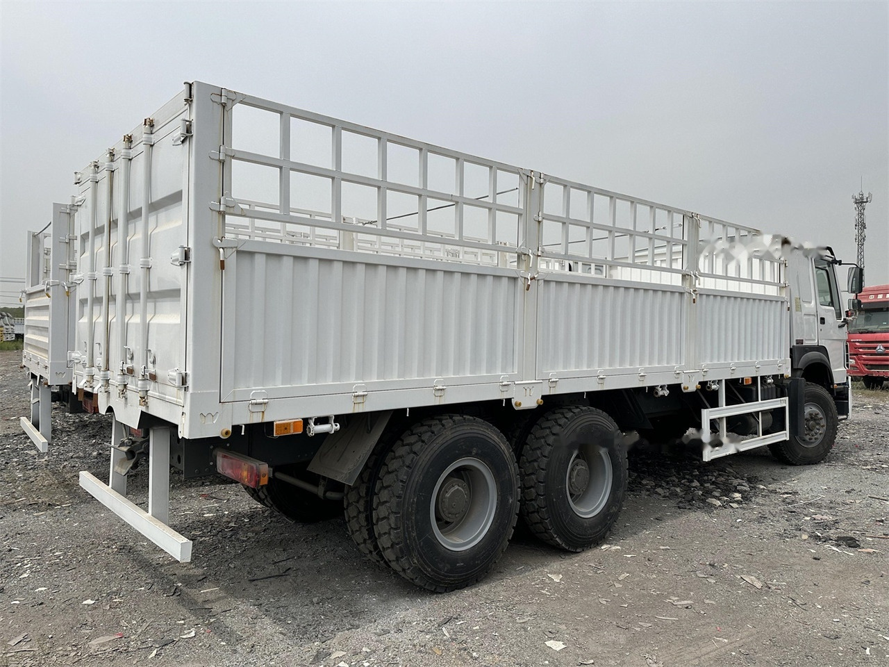 SINOTRUK HOWO 371 Cargo truck - Přepravník zvířat: obrázek 4 SINOTRUK HOWO 371 Cargo truck - Přepravník zvířat: obrázek 4