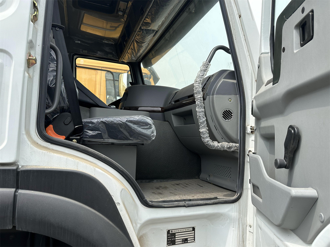 SINOTRUK HOWO 371 Cargo truck leasing SINOTRUK HOWO 371 Cargo truck: obrázek 9 SINOTRUK HOWO 371 Cargo truck leasing SINOTRUK HOWO 371 Cargo truck: obrázek 9