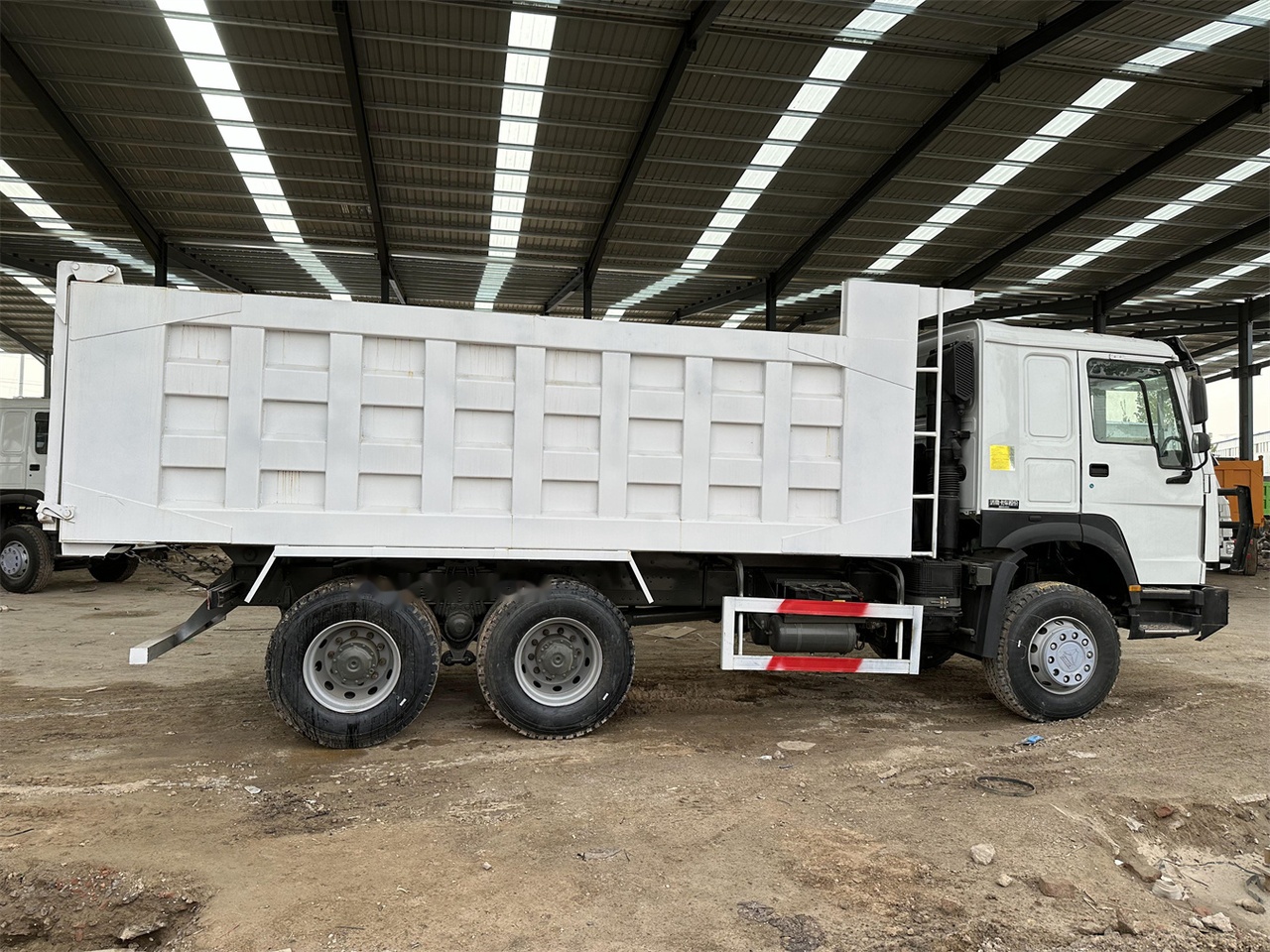 SINOTRUK HOWO 371 Dump Truck - Sklápěč: obrázek 4 SINOTRUK HOWO 371 Dump Truck - Sklápěč: obrázek 4