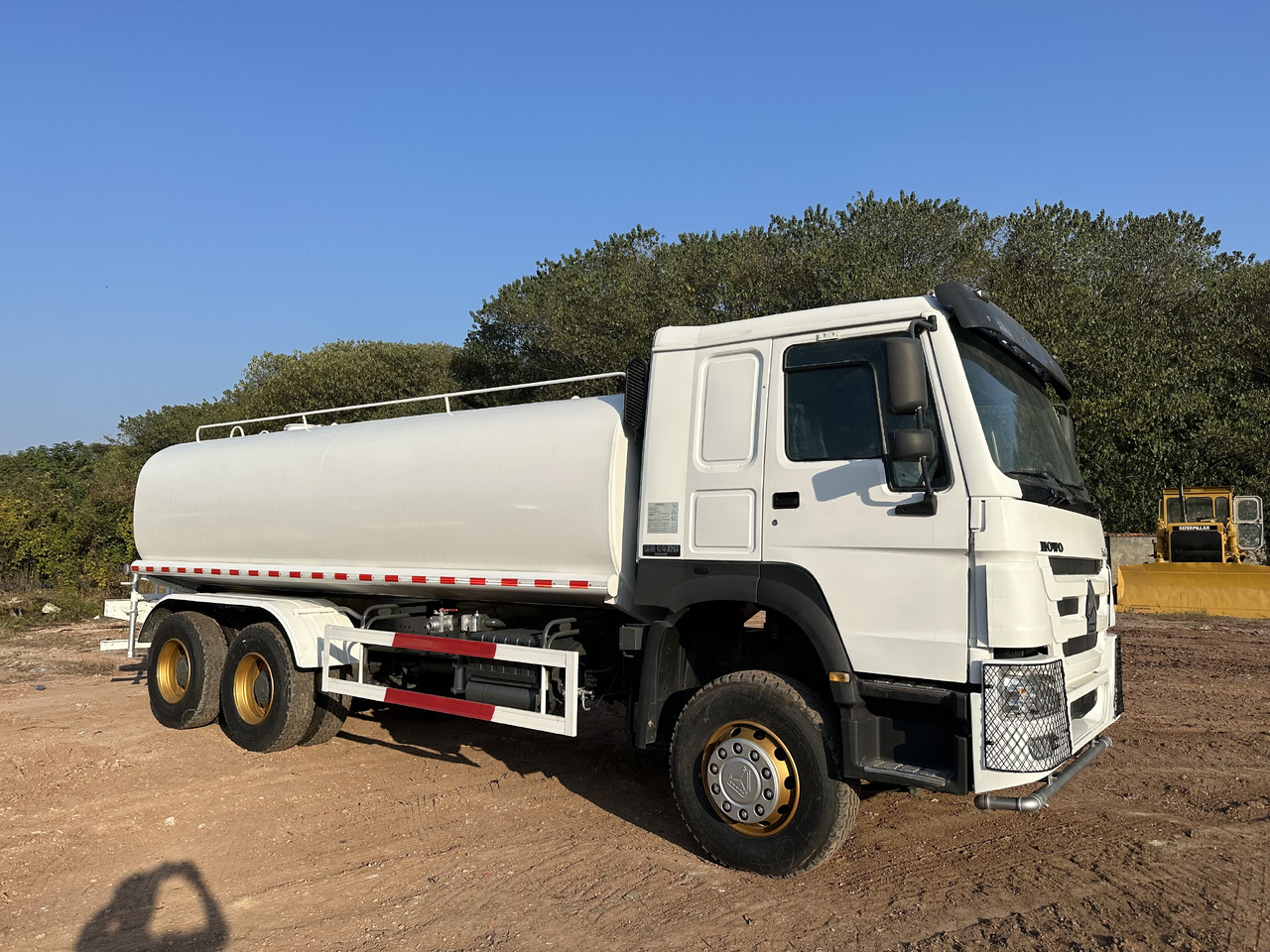 SINOTRUK HOWO 371 Water Tanker Truck - Cisternové vozidlo: obrázek 1 SINOTRUK HOWO 371 Water Tanker Truck - Cisternové vozidlo: obrázek 1