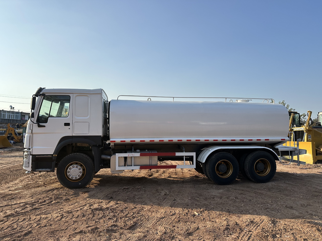 SINOTRUK HOWO 371 Water Tanker Truck - Cisternové vozidlo: obrázek 5 SINOTRUK HOWO 371 Water Tanker Truck - Cisternové vozidlo: obrázek 5