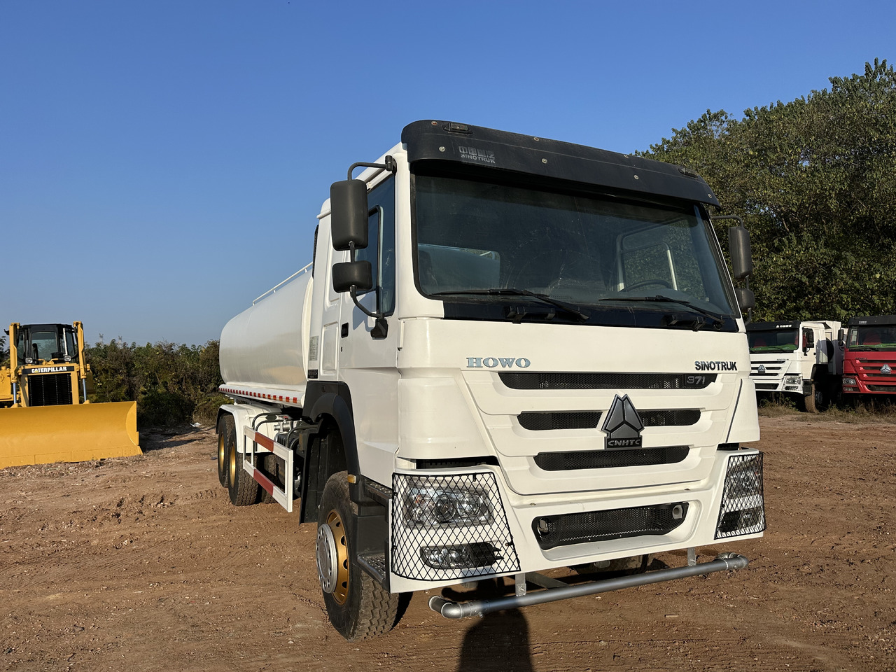 SINOTRUK HOWO 371 Water Tanker Truck - Cisternové vozidlo: obrázek 3 SINOTRUK HOWO 371 Water Tanker Truck - Cisternové vozidlo: obrázek 3