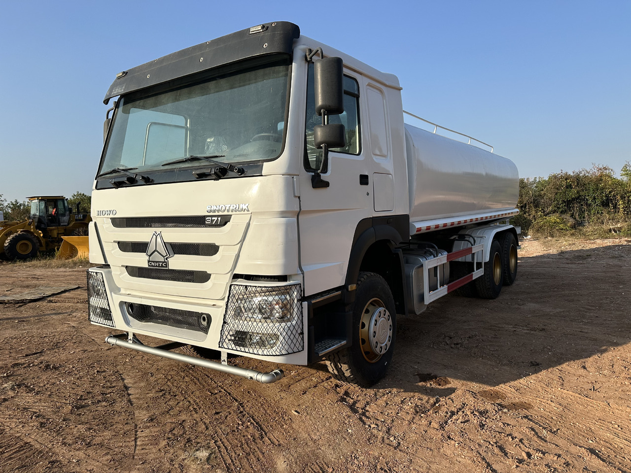 SINOTRUK HOWO 371 Water Tanker Truck - Cisternové vozidlo: obrázek 1 SINOTRUK HOWO 371 Water Tanker Truck - Cisternové vozidlo: obrázek 1