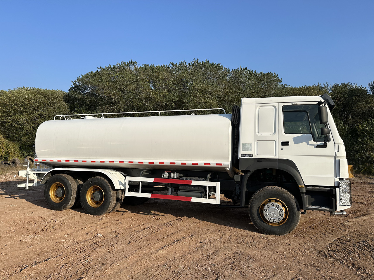 SINOTRUK HOWO 371 Water Tanker Truck - Cisternové vozidlo: obrázek 4 SINOTRUK HOWO 371 Water Tanker Truck - Cisternové vozidlo: obrázek 4