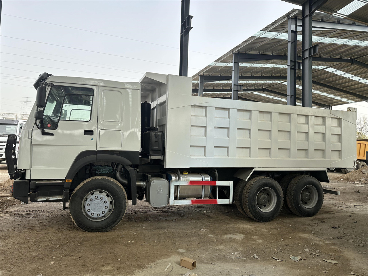SINOTRUK HOWO Dump truck 371 6x4 - Sklápěč: obrázek 2 SINOTRUK HOWO Dump truck 371 6x4 - Sklápěč: obrázek 2