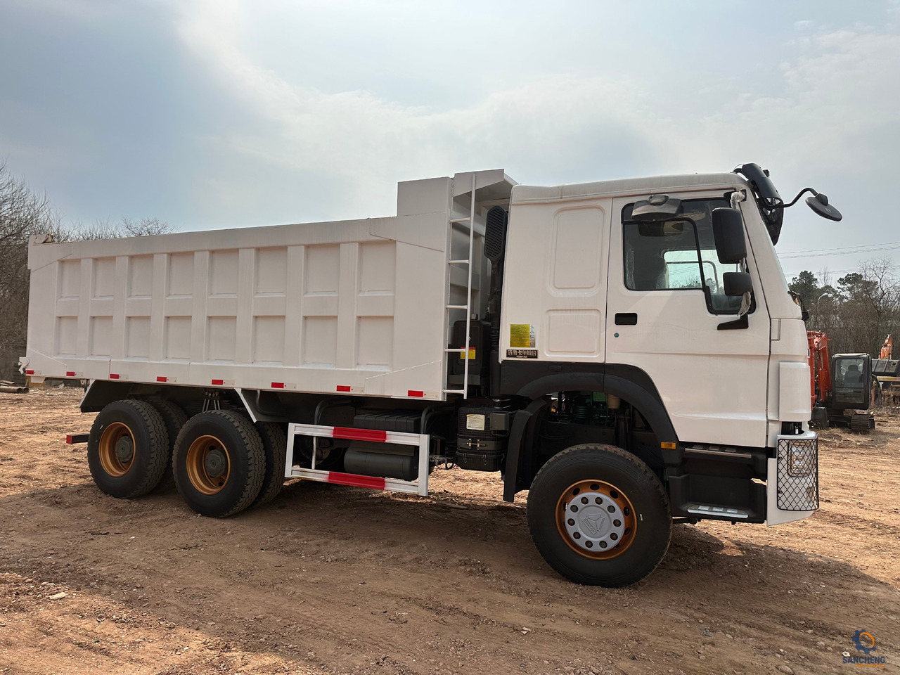 SINOTRUK HOWO Dump truck 371 6x4 - Sklápěč: obrázek 2 SINOTRUK HOWO Dump truck 371 6x4 - Sklápěč: obrázek 2