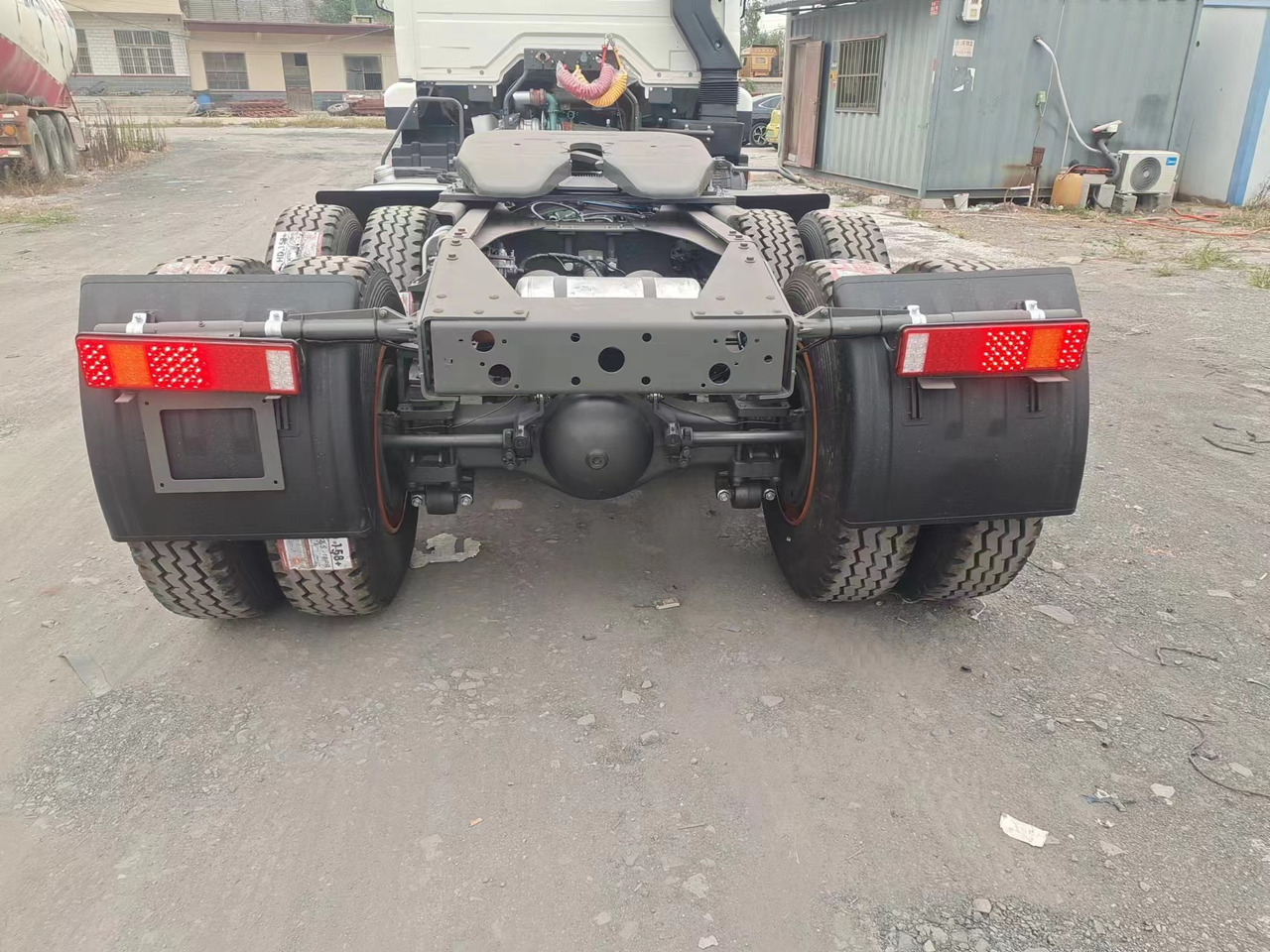 SINOTRUK HOWO 371hp 6X4 Tractor unit - Tahač: obrázek 5 SINOTRUK HOWO 371hp 6X4 Tractor unit - Tahač: obrázek 5