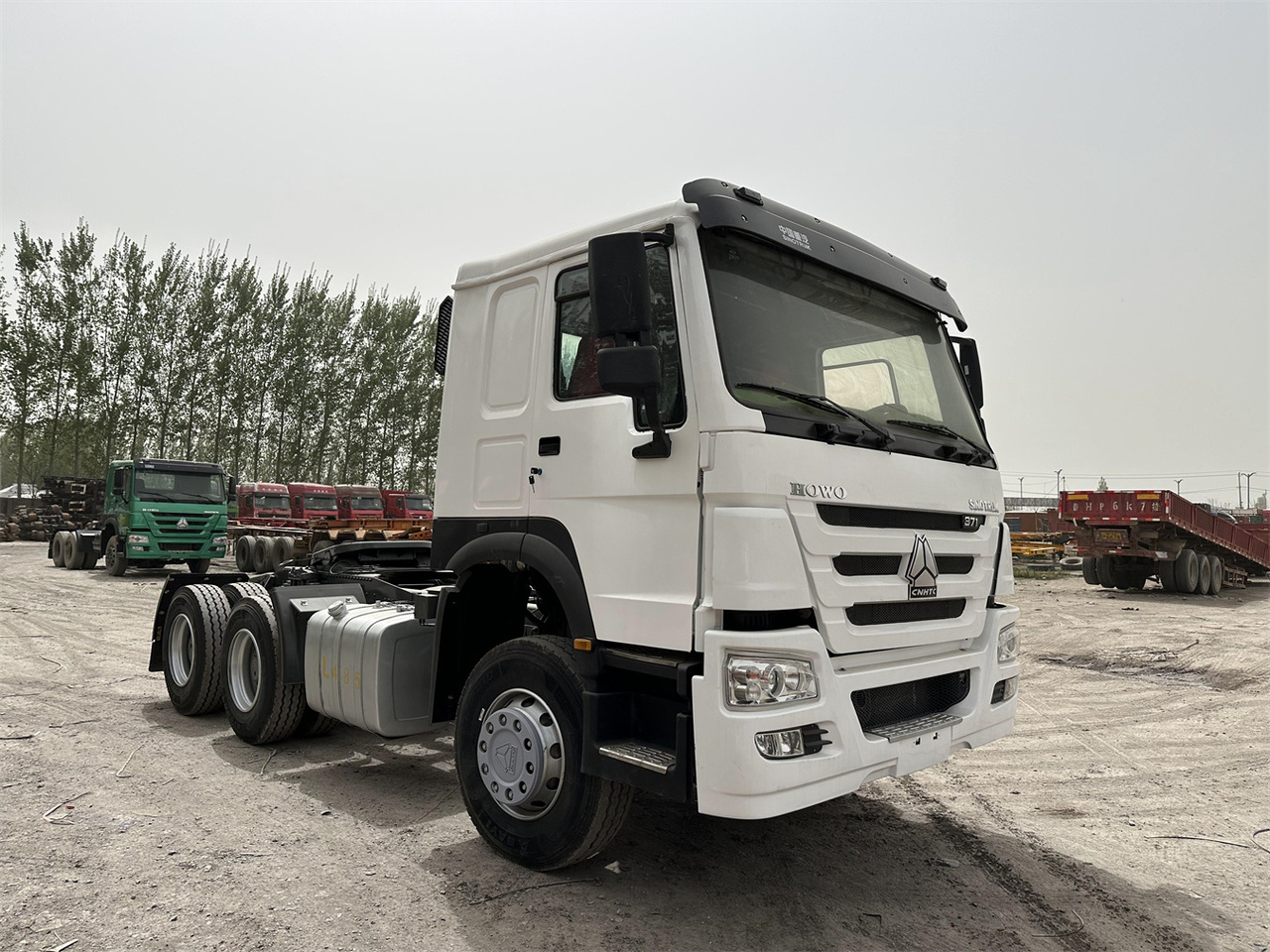 SINOTRUK Howo 371 Truck Head - Tahač: obrázek 1 SINOTRUK Howo 371 Truck Head - Tahač: obrázek 1