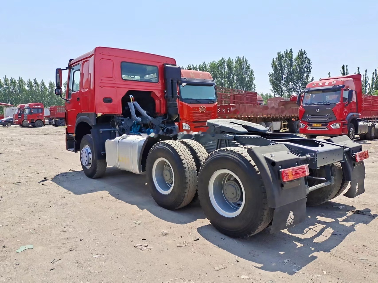 SINOTRUK Howo tractor unit 420 - Tahač: obrázek 2 SINOTRUK Howo tractor unit 420 - Tahač: obrázek 2