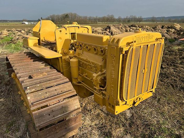 Caterpillar D4 - - Buldozer: obrázek 4 Caterpillar D4 - - Buldozer: obrázek 4