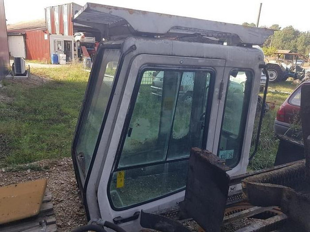 Liebherr A904 R904 A914 R914 A924 R924 A934 R934 A944 R944 A954 R954 - - Kabina a interiér: obrázek 2 Liebherr A904 R904 A914 R914 A924 R924 A934 R934 A944 R944 A954 R954 - - Kabina a interiér: obrázek 2