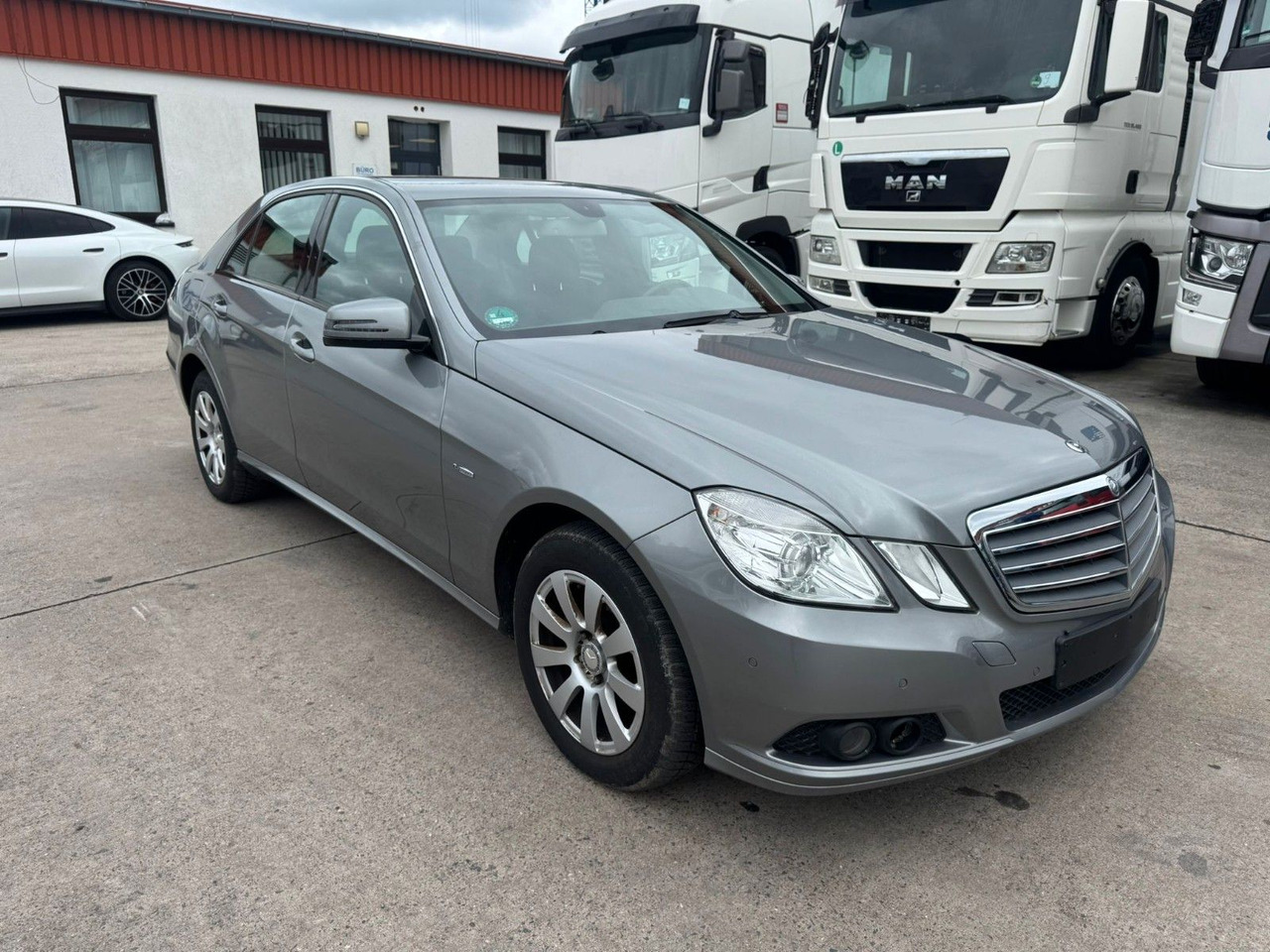 Mercedes-Benz E 200 CGI * PDC VORNE UND HINTEN * 2. HAND * - Sedan: obrázek 2 Mercedes-Benz E 200 CGI * PDC VORNE UND HINTEN * 2. HAND * - Sedan: obrázek 2