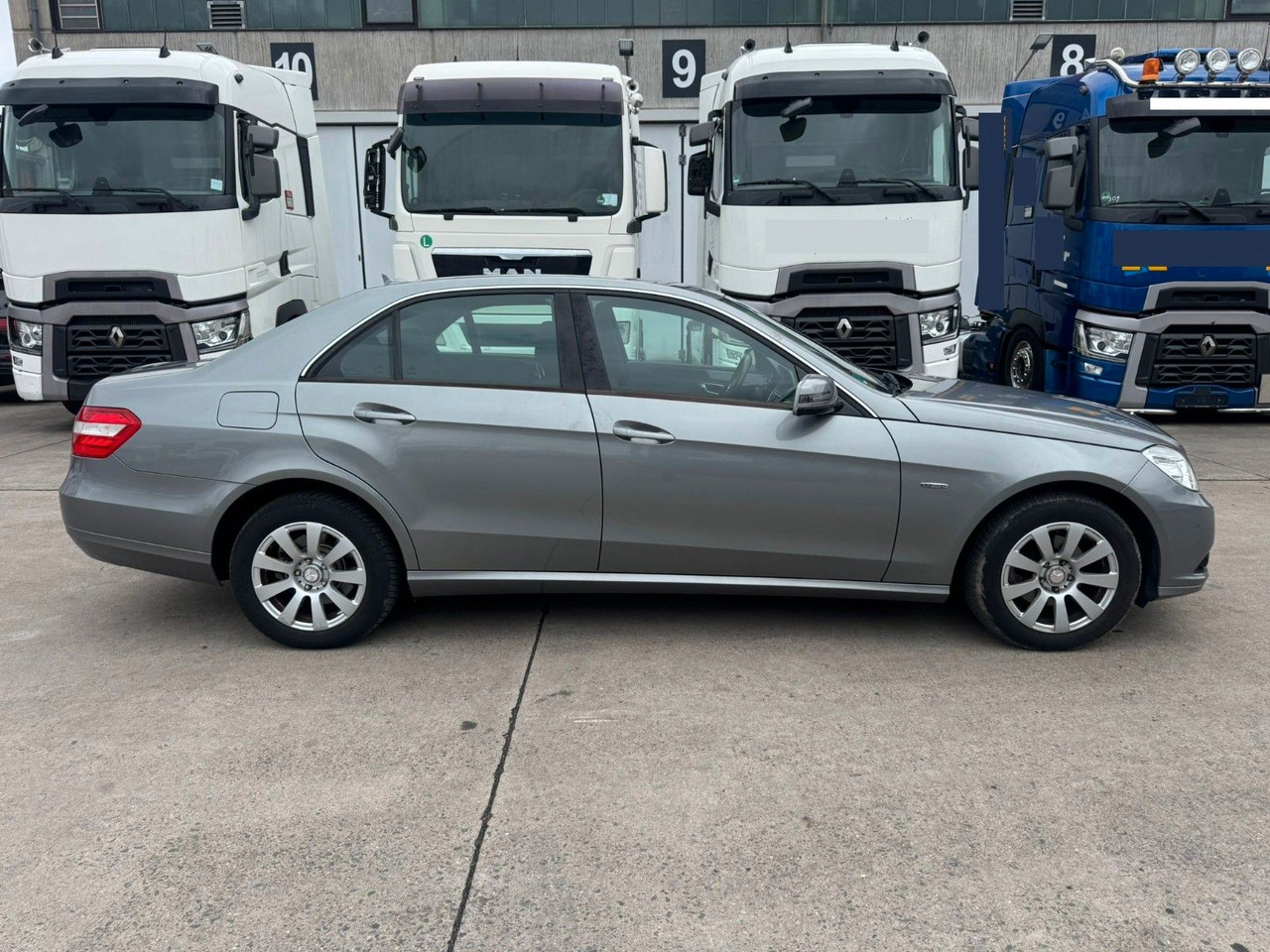 Mercedes-Benz E 200 CGI * PDC VORNE UND HINTEN * 2. HAND * - Sedan: obrázek 4 Mercedes-Benz E 200 CGI * PDC VORNE UND HINTEN * 2. HAND * - Sedan: obrázek 4