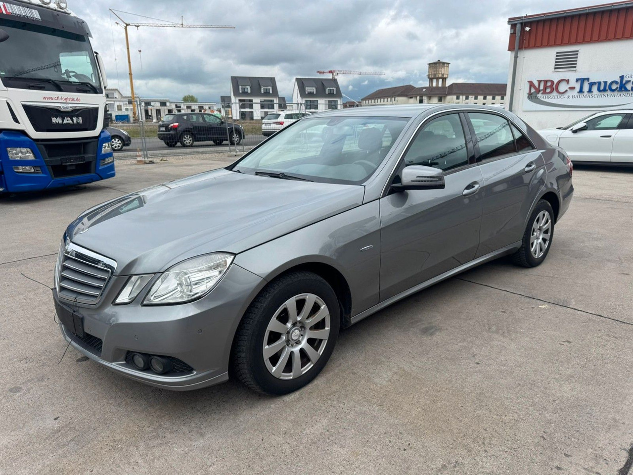 Mercedes-Benz E 200 CGI * PDC VORNE UND HINTEN * 2. HAND * - Sedan: obrázek 1 Mercedes-Benz E 200 CGI * PDC VORNE UND HINTEN * 2. HAND * - Sedan: obrázek 1