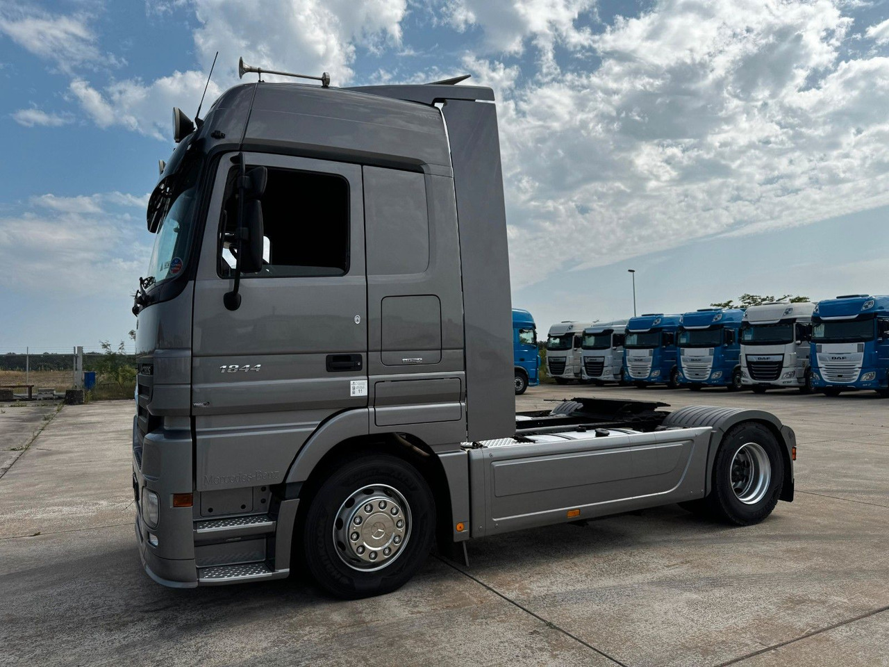 Mercedes-Benz ACTROS 1844 * AUTOMATIK * TOP * NEUE REIFEN - Tahač: obrázek 4 Mercedes-Benz ACTROS 1844 * AUTOMATIK * TOP * NEUE REIFEN - Tahač: obrázek 4