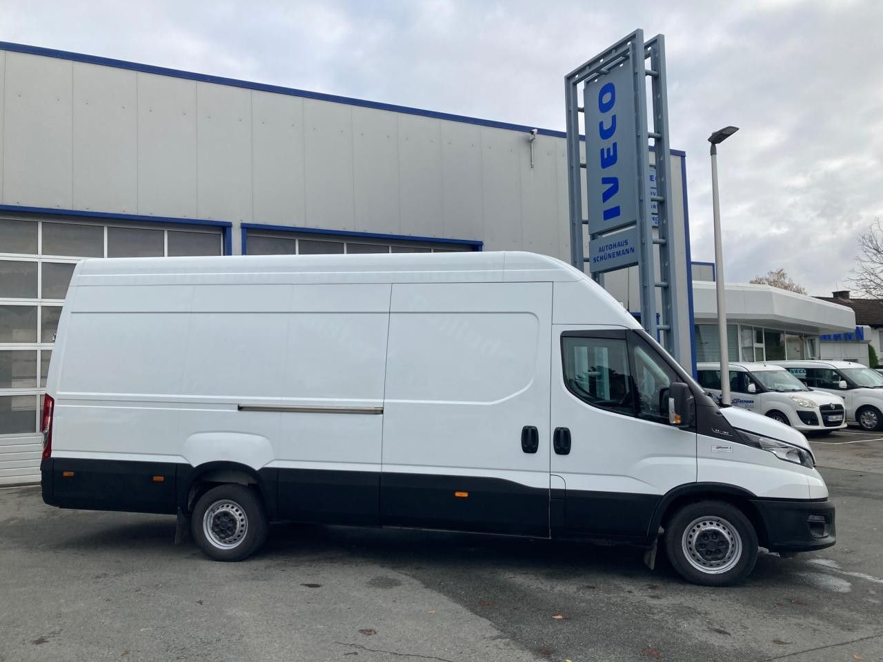 Iveco Daily 35S16V H3 Euro6 Klima AHK Navi ZV - Furgon: obrázek 3 Iveco Daily 35S16V H3 Euro6 Klima AHK Navi ZV - Furgon: obrázek 3