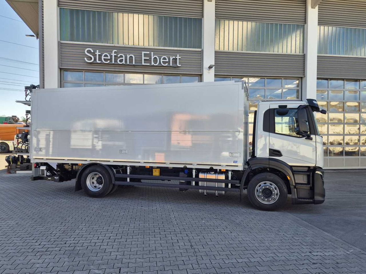 Iveco S-Way AD190S40/FP Böse Schwenkwand LBW 2x AHK - Přepravník nápojů: obrázek 4 Iveco S-Way AD190S40/FP Böse Schwenkwand LBW 2x AHK - Přepravník nápojů: obrázek 4
