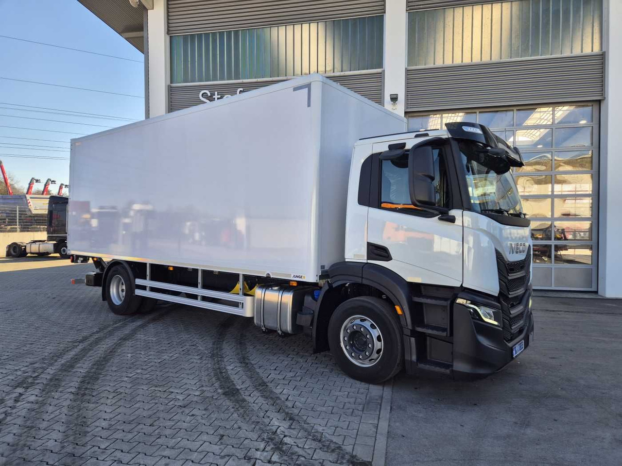 Iveco S-Way AD190S40/P Junge AHK LBW 2.000kg - Skříňový nákladní auto: obrázek 4 Iveco S-Way AD190S40/P Junge AHK LBW 2.000kg - Skříňový nákladní auto: obrázek 4
