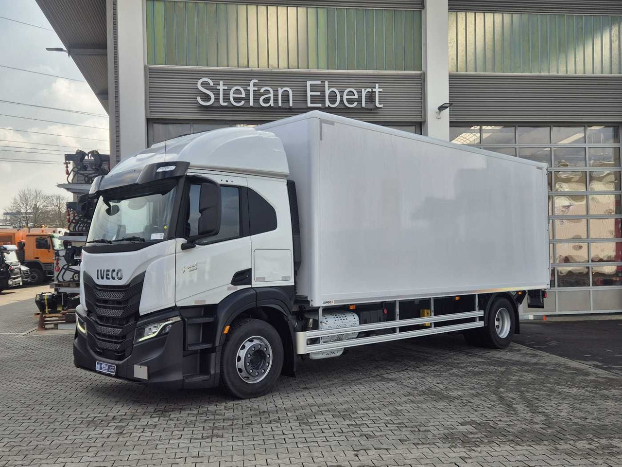Iveco S Way AT190S40/P LBW Tür AHK Navi Bett - Skříňový nákladní auto: obrázek 2 Iveco S Way AT190S40/P LBW Tür AHK Navi Bett - Skříňový nákladní auto: obrázek 2