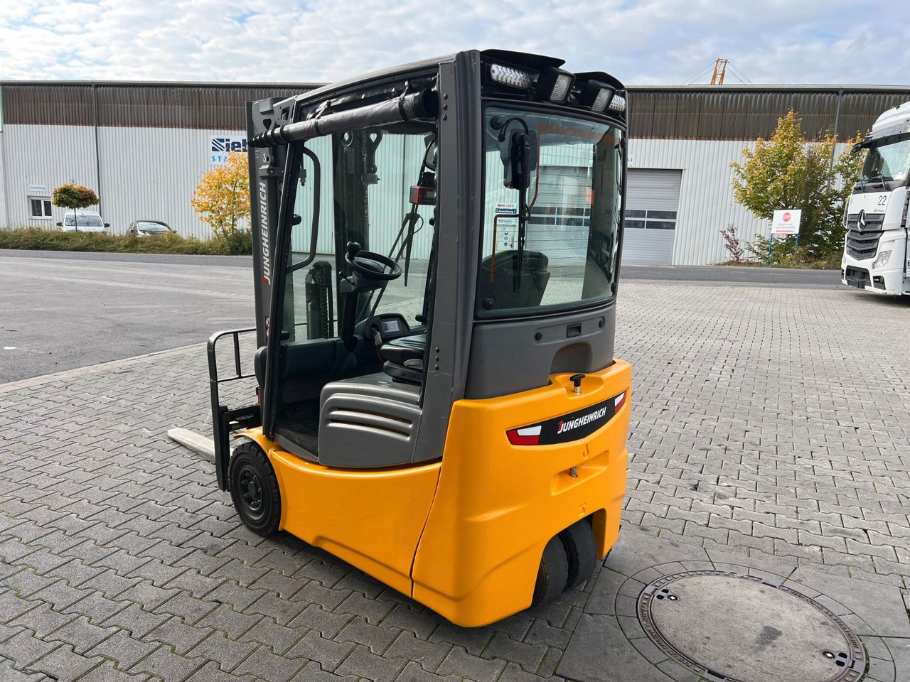 Elektrický vysokozdvižný vozík Jungheinrich EFG 215 / Triplex: 4.25m! / SS / 1.573h / 2024: obrázek 6 Elektrický vysokozdvižný vozík Jungheinrich EFG 215 / Triplex: 4.25m! / SS / 1.573h / 2024: obrázek 6