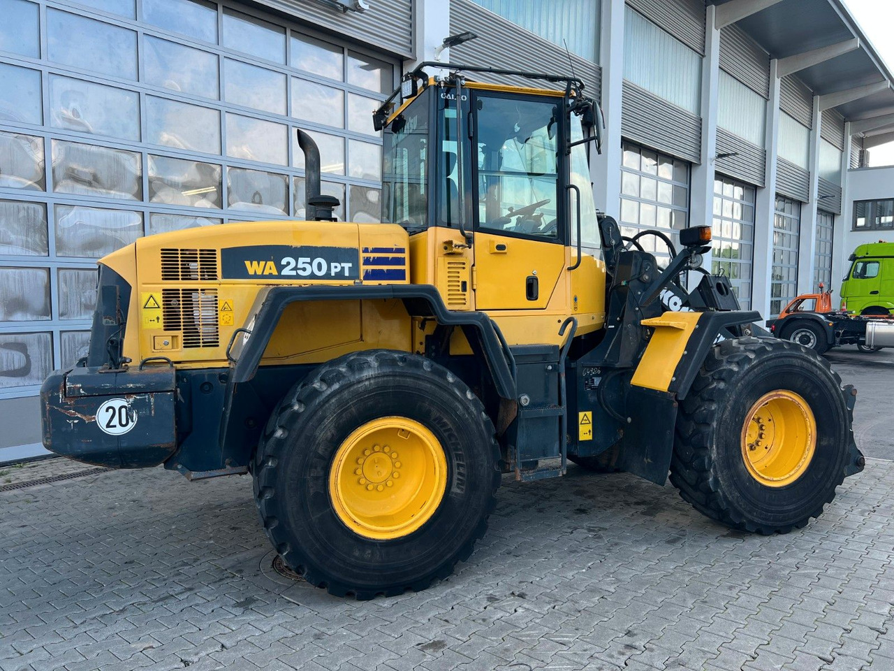 Komatsu WA 250 PT - 5H / 12.390h / - Kolový nakladač: obrázek 4 Komatsu WA 250 PT - 5H / 12.390h / - Kolový nakladač: obrázek 4