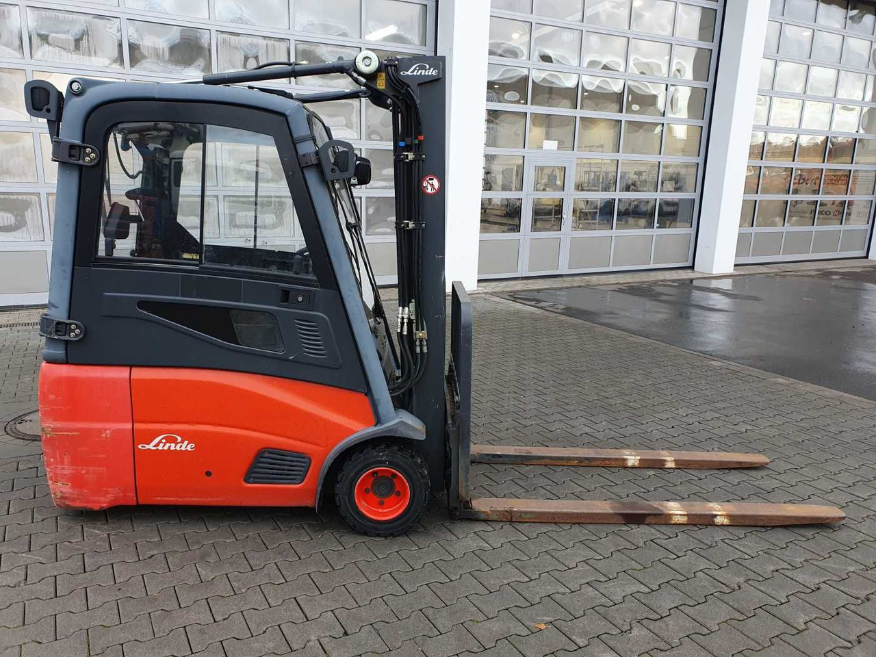 Linde E18 - 01 / Triplex: 4.50m! / SS / nur 5.672h! - Elektrický vysokozdvižný vozík: obrázek 3 Linde E18 - 01 / Triplex: 4.50m! / SS / nur 5.672h! - Elektrický vysokozdvižný vozík: obrázek 3